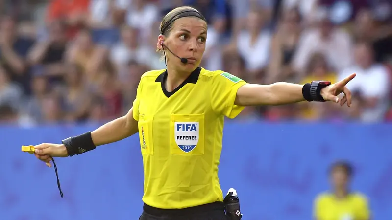Wasit Wanita Asal Prancis 